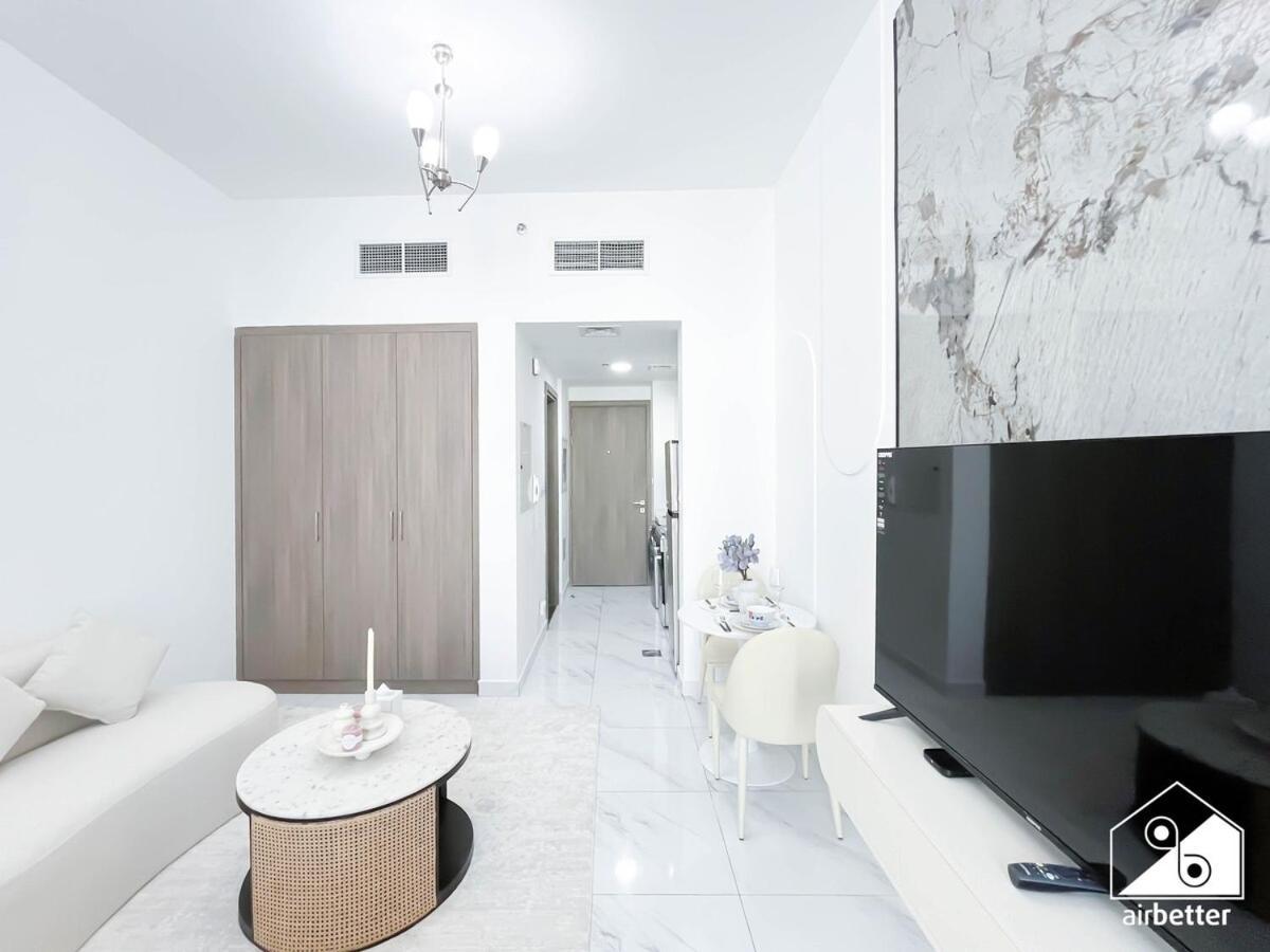 Jvc Amazing With Balcony & Pool View * Dubai
