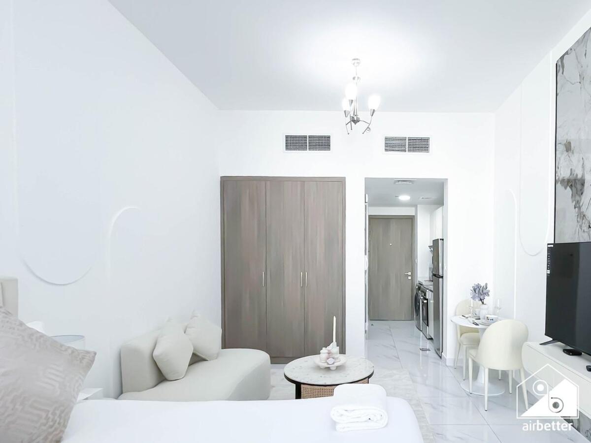 Jvc Amazing With Balcony & Pool View Apartment